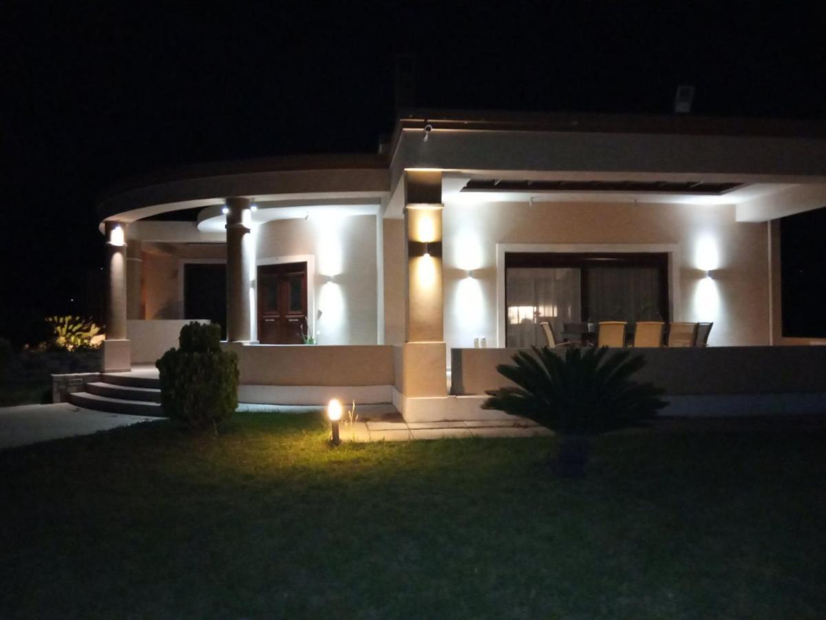 Kos Villa - Family Comfort With Large Garden, Jacuzzi 外观 照片